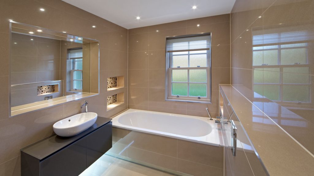 plafond tendu dans la salle de bain avantages et inconvénients