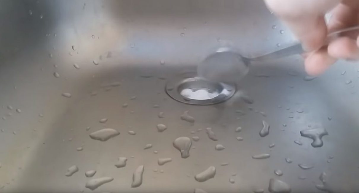 Saupoudrer de bicarbonate de soude sur la zone contaminée