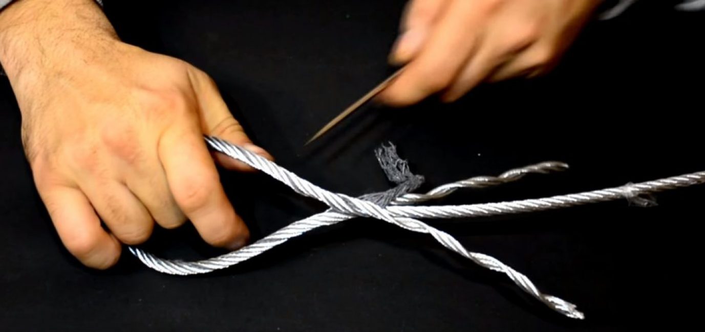 La boucle est prête, il ne reste plus qu'à terminer le tressage de son point de fixation