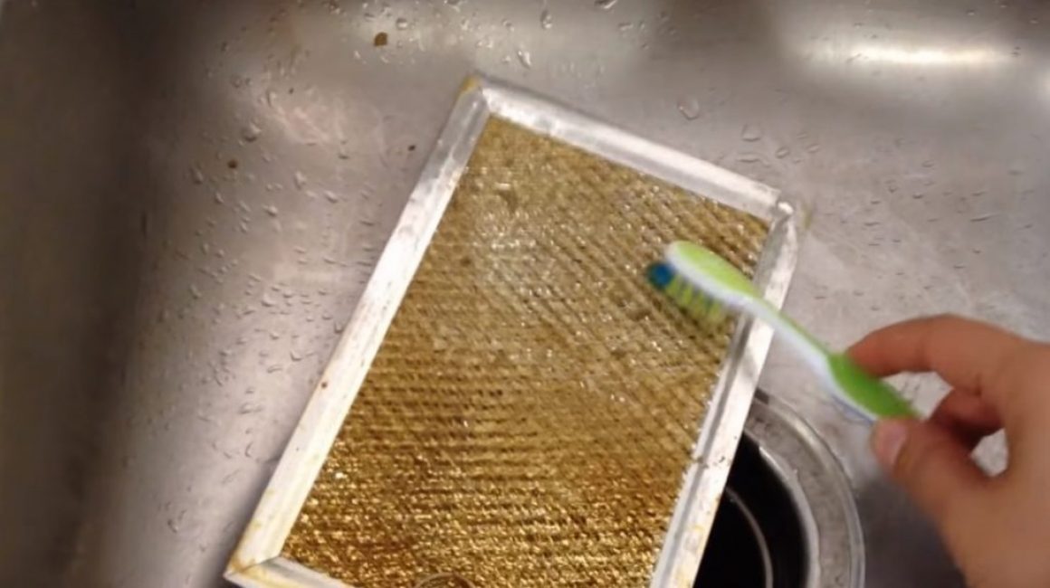 Utiliser une brosse à dents pour enlever la saleté