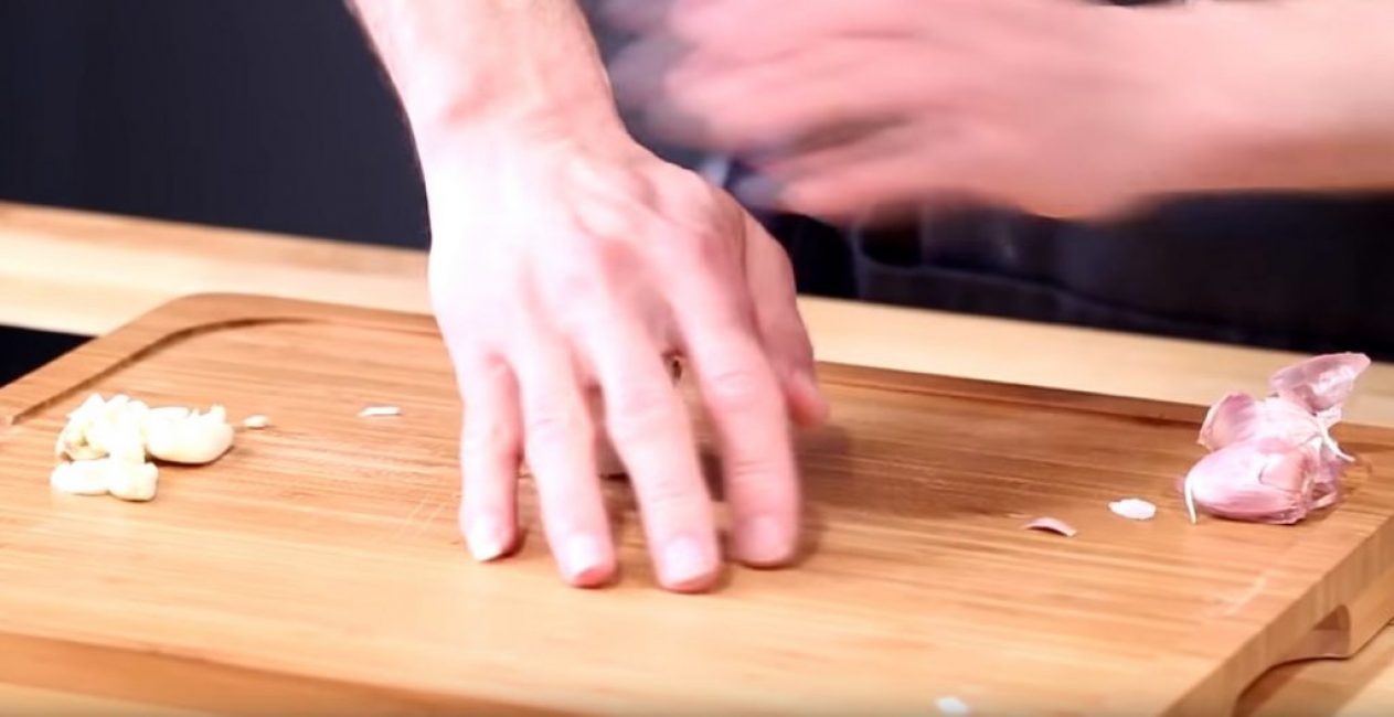 Pressez la tête d'ail jusqu'à ce qu'elle se brise en gousses.