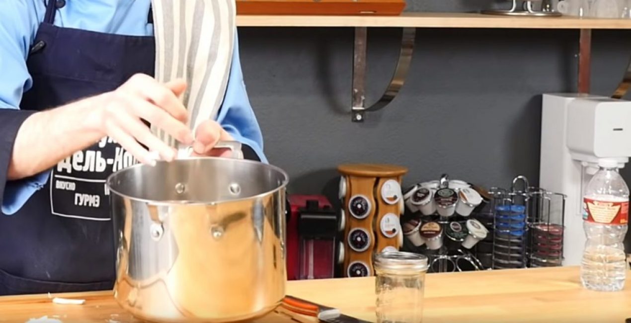 Les clous de girofle sont placés dans la casserole