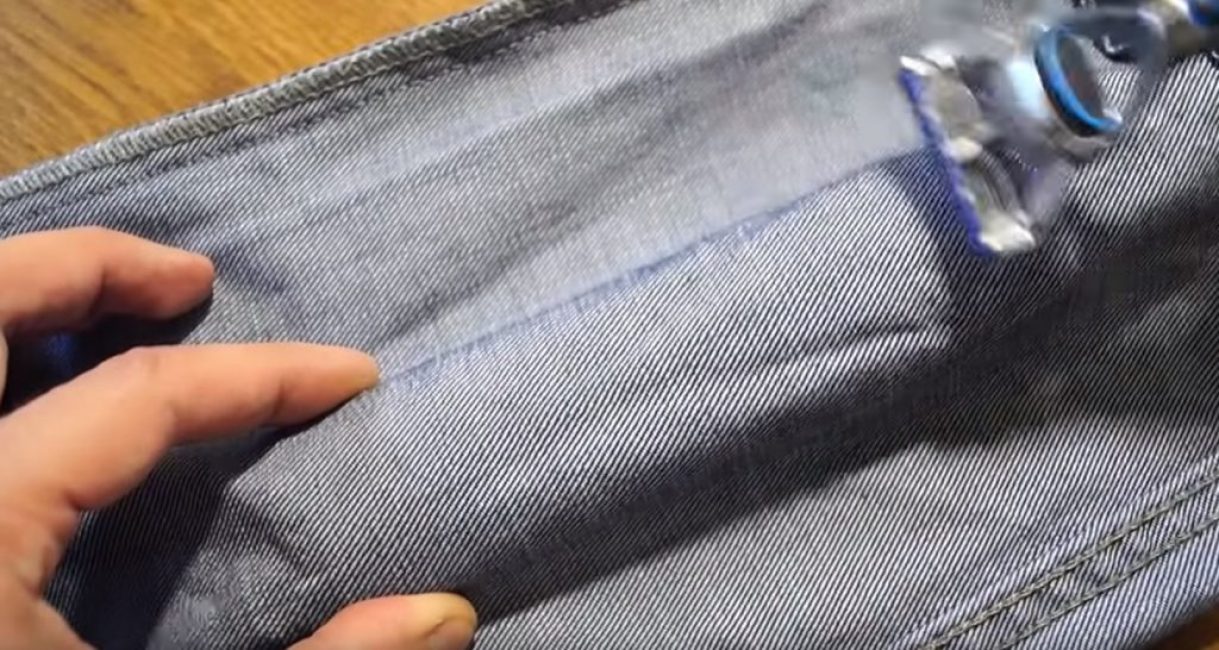 La course inverse de la lame se fait sans contact avec la surface d'affûtage