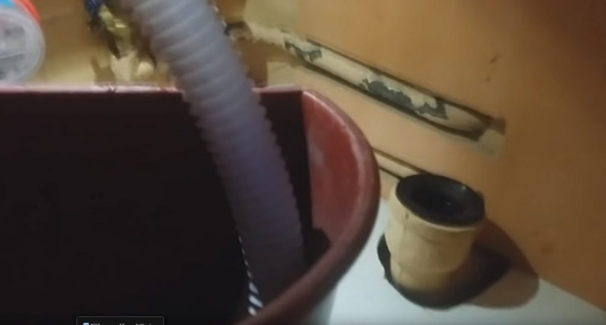 S'il n'y a pas de blocage dans le tuyau de vidange, il est retiré du tuyau de vidange et placé dans un seau