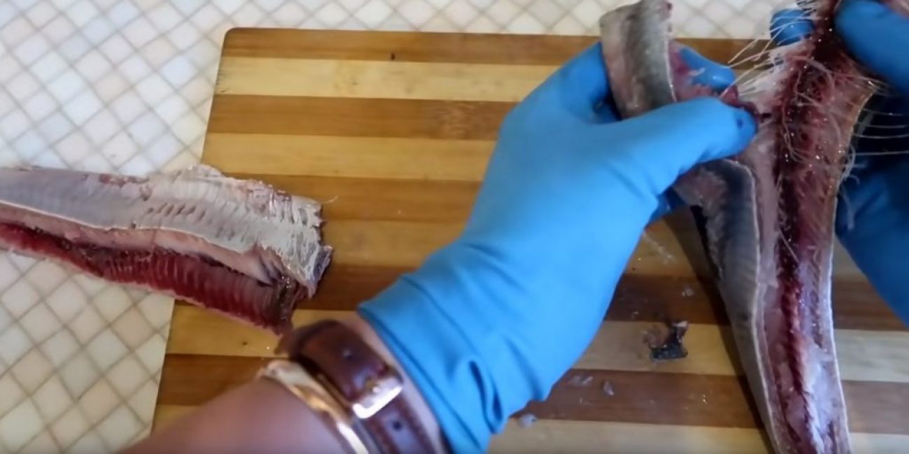 Tout d'abord, une moitié de la carcasse est séparée de la crête