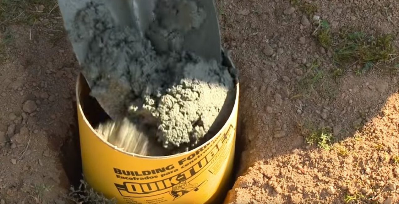 Utilisation d'une pelle pour remplir le coffrage avec du béton