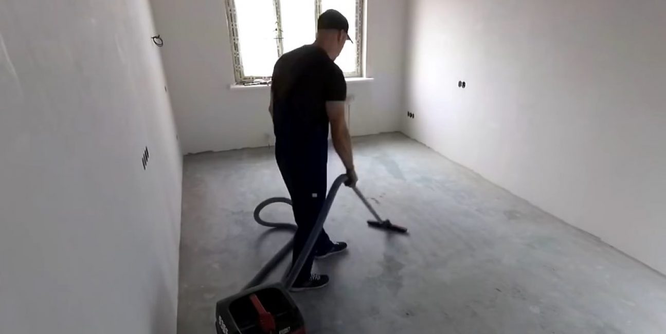 Nous enlevons les débris et la poussière du sol