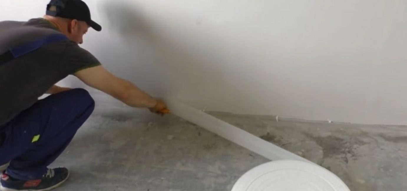 Nous pressons le ruban à la base du mur