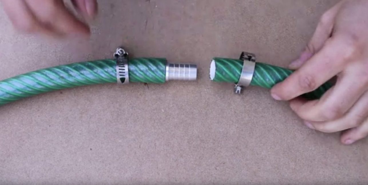 Des pinces sont placées aux deux extrémités du tuyau