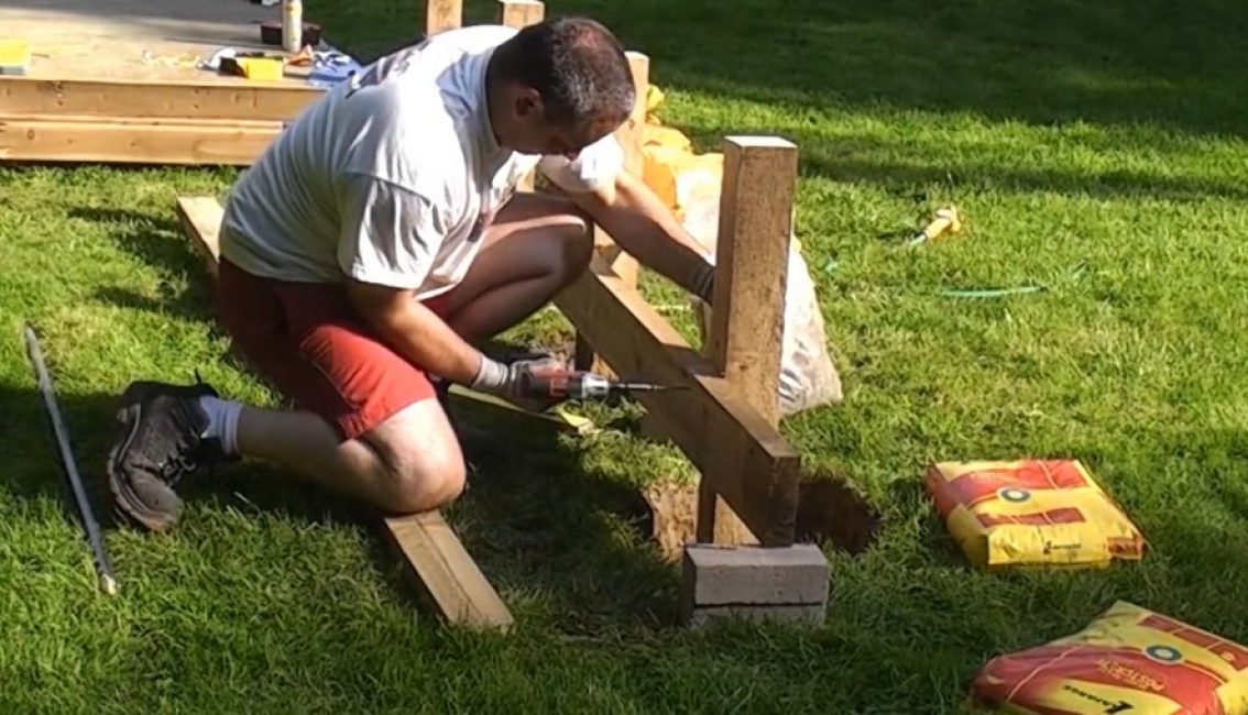 Nous fixons les barres transversales