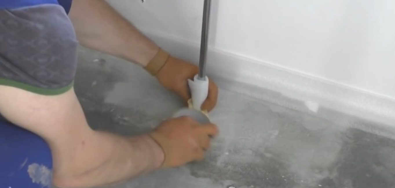 Enveloppez et fixez avec du ruban de construction