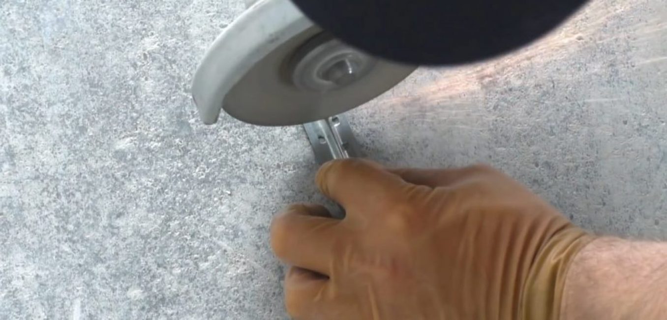 Deux phares sciés ensemble