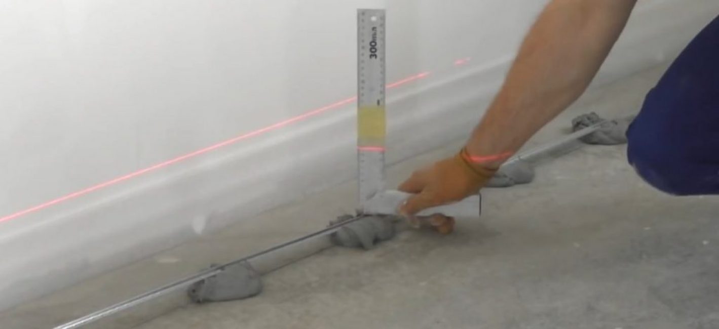 Vous pouvez enrouler une bande sur le carré, faire une marque de contrôle du niveau - cela facilite grandement le travail