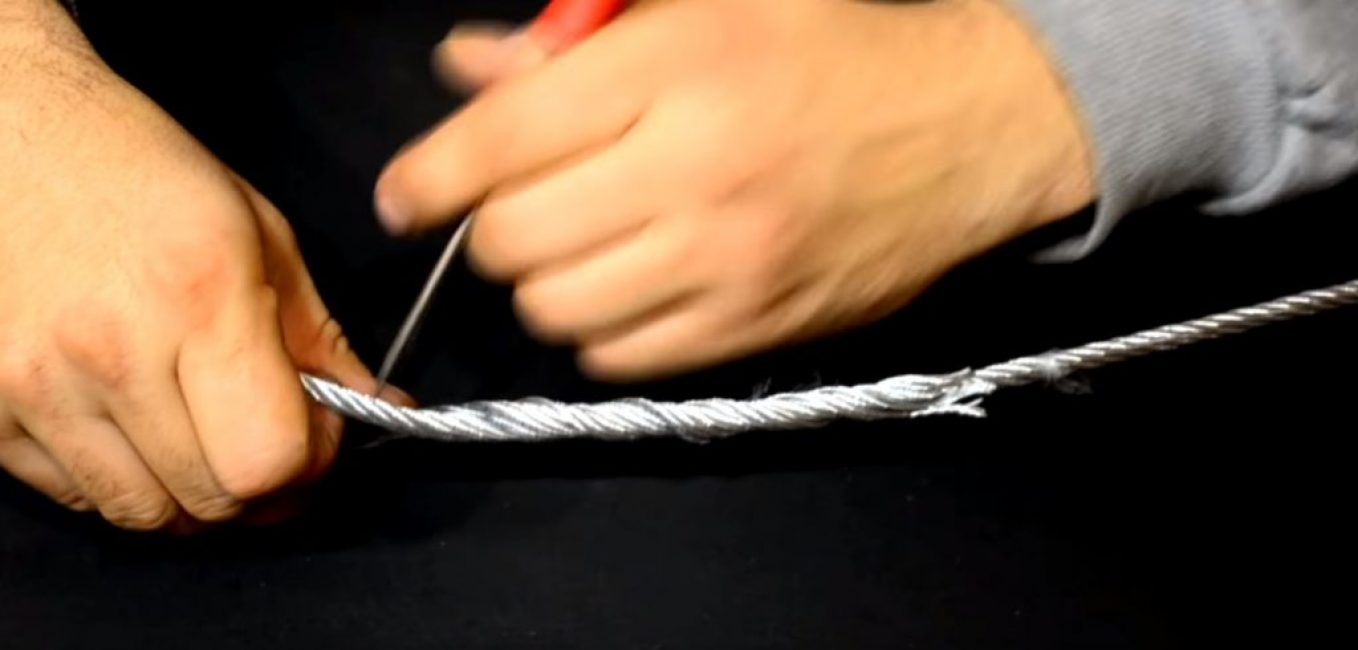 Le tournevis est à nouveau inséré dans la boucle