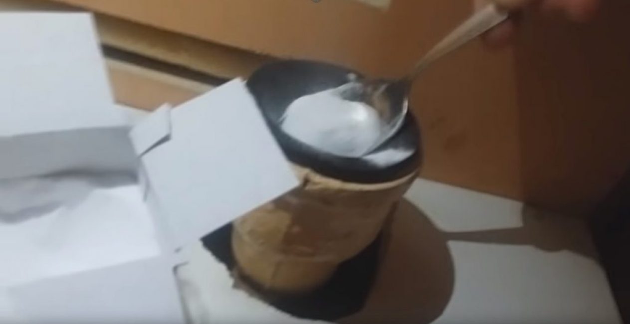 Remplissage de soda dans le tuyau de sortie