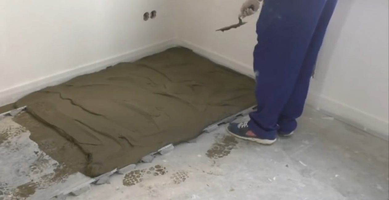 Lisser le mélange à la truelle