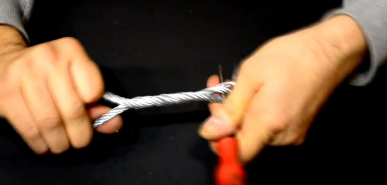 Et défile à nouveau jusqu'au point marqué avec du ruban adhésif dans le sens antihoraire