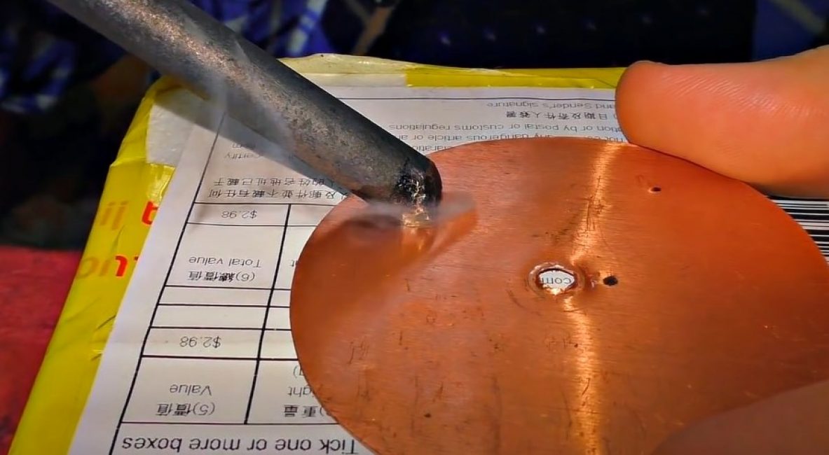 Une goutte de colophane et de soudure