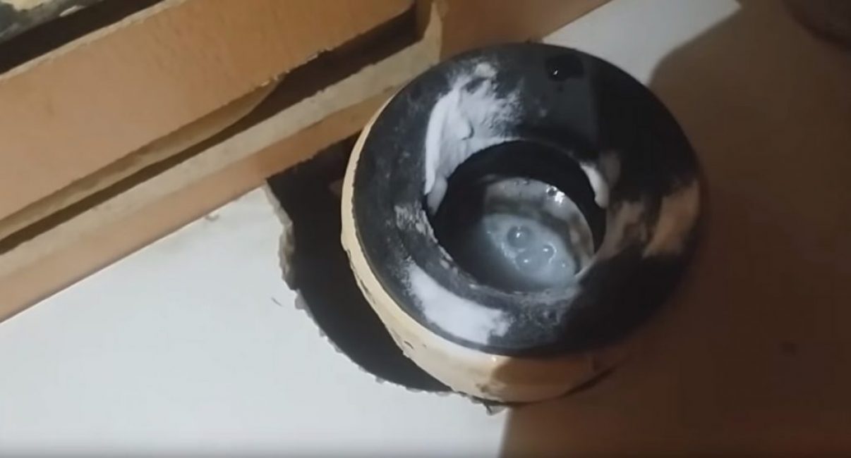 Ensuite, vous devez attendre que la réaction du soda et du vinaigre soit terminée.