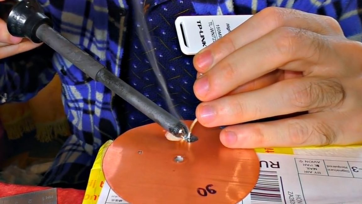 La tresse extérieure est soudée au cercle du plus grand diamètre