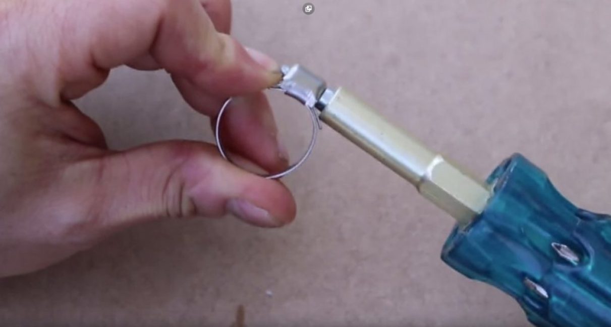 Cela ne fonctionne pas toujours, mais dans ce cas, le trou s'adapte parfaitement au boulon de serrage de la pince