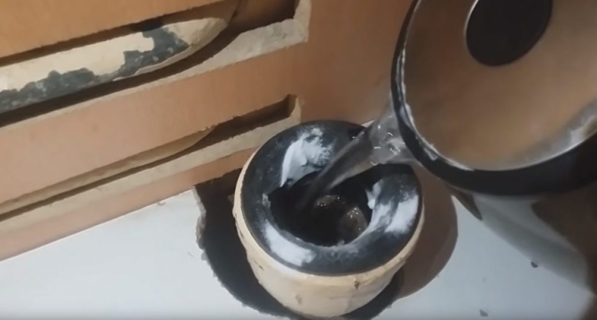 Ensuite, de l'eau bouillante est versée dans le tuyau