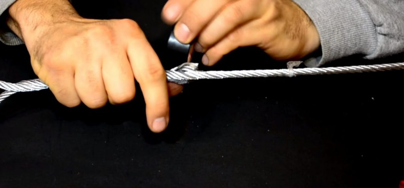 Fixé avec du ruban adhésif