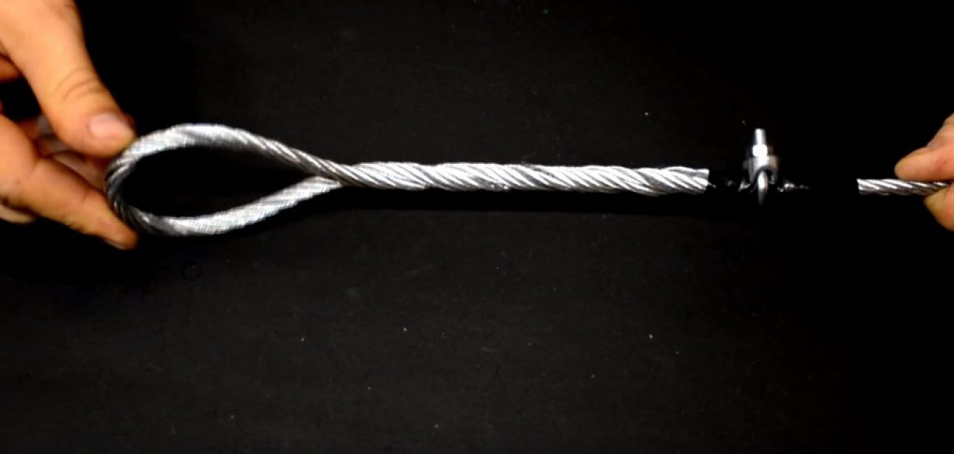 Une pince en acier est utilisée pour la fixation