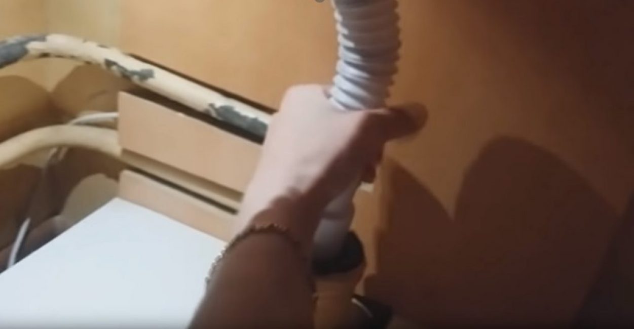 Le tube de vidange est inséré dans le tuyau de sortie