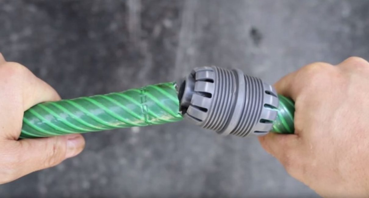 Raccord en plastique avec tuyau d'arrosage