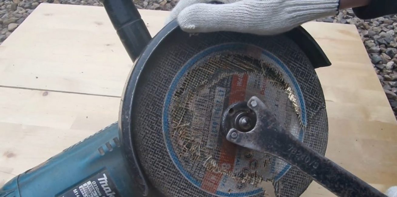 Il n'y a pas assez de force pour dévisser l'écrou et la clé sautera