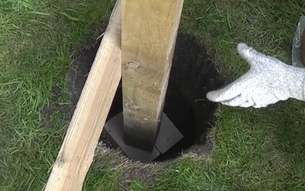 Il y a deux briques au fond de la fosse et un poteau dessus.