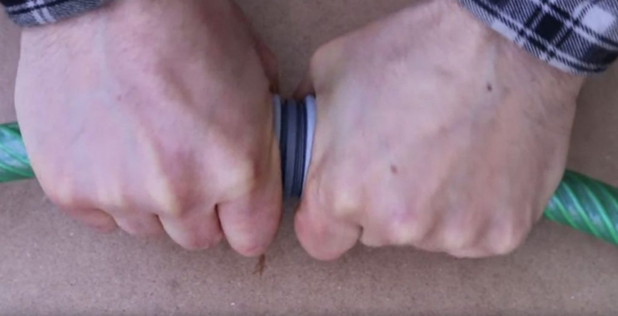 Serrez les écrous d'accouplement à la main