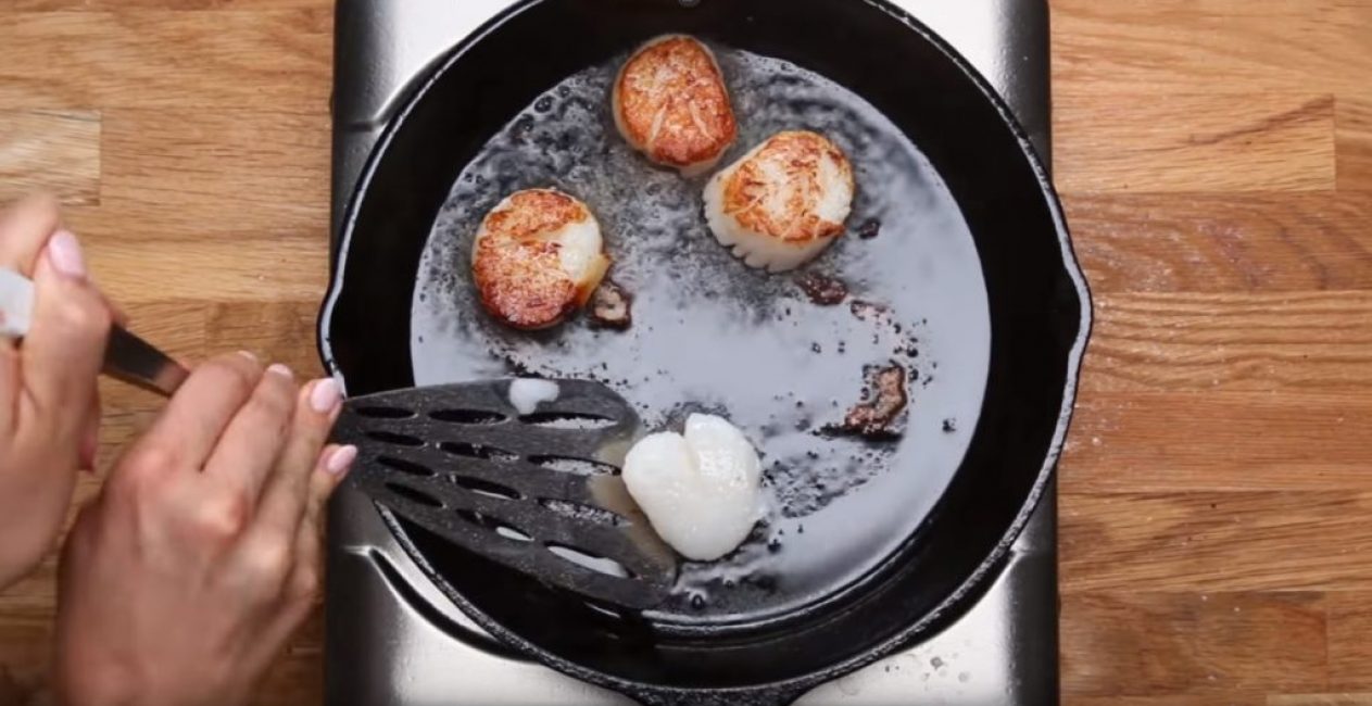 Les aliments commencent à coller à la poêle