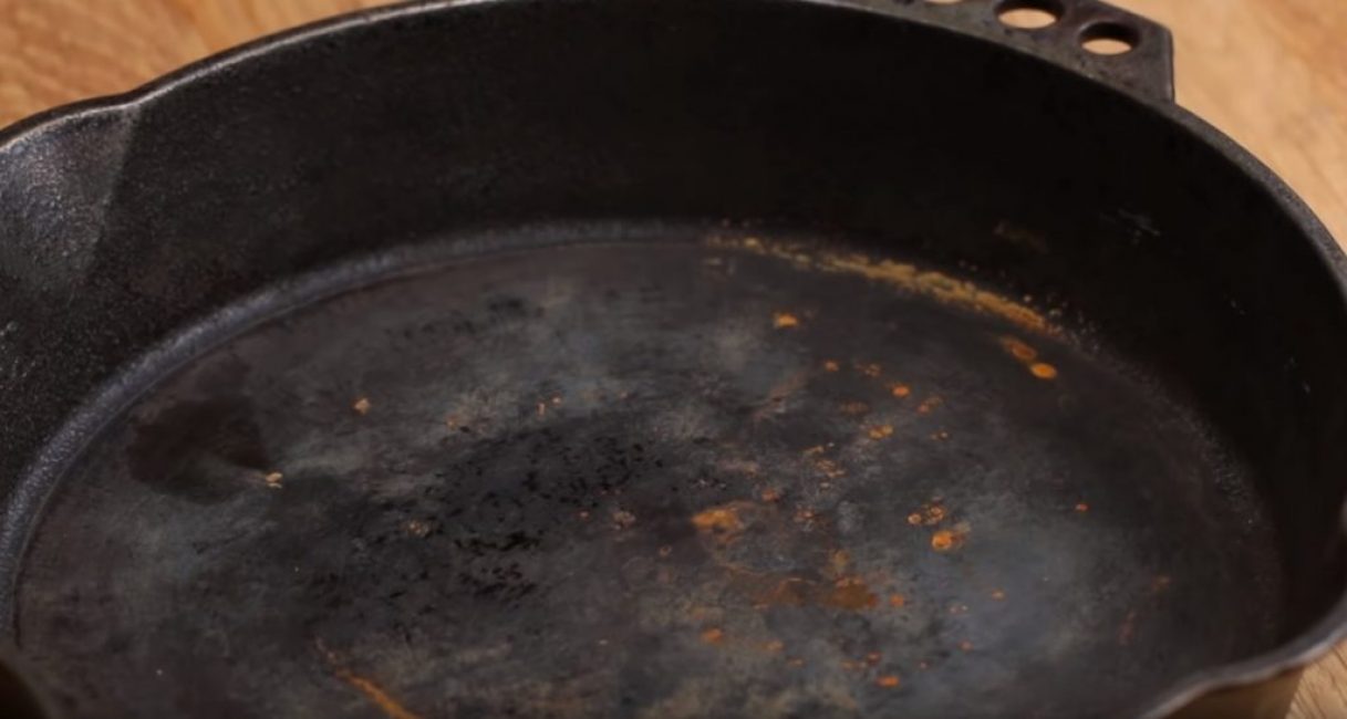Rouille au fond d'une poêle en fonte