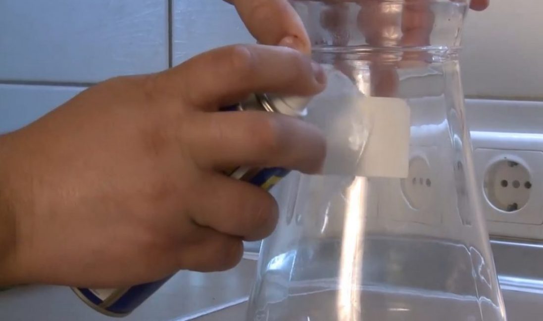 Retirez l'autocollant de la vaisselle