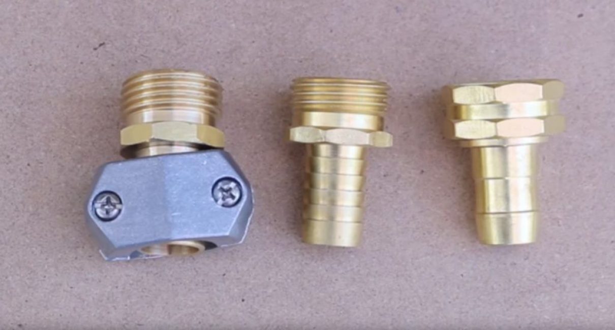 Trois raccords avec différents types de filetages et modes de raccordement au tuyau