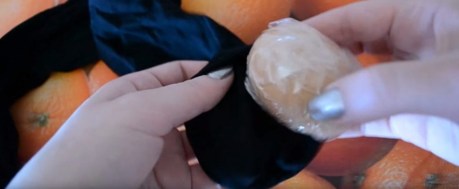 L'œuf est placé à l'intérieur du collant