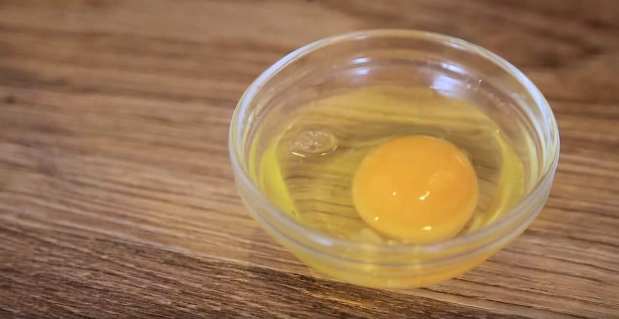 L'oeuf est cassé et versé dans un bol