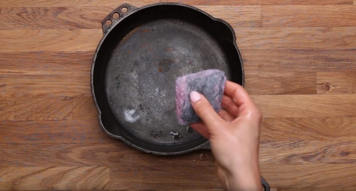 Pour un nettoyage grossier de la surface, vous aurez besoin d'un gant de toilette en métal et de tout détergent à vaisselle.