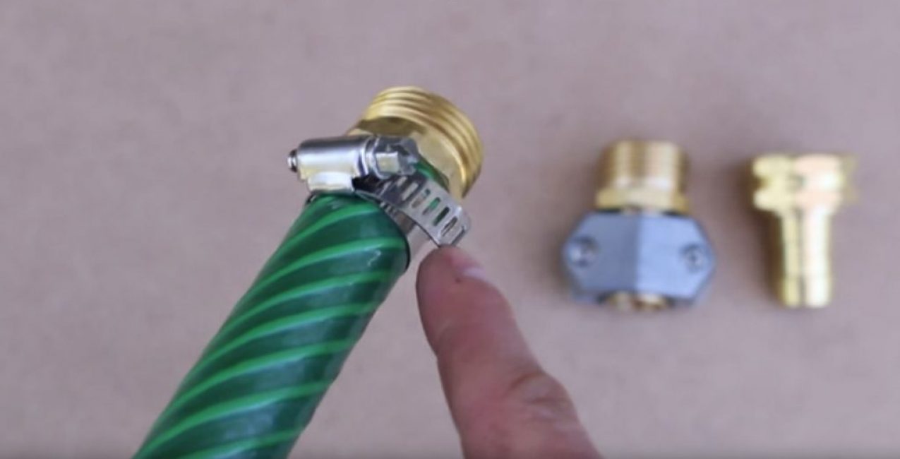 Connexion du raccord et du tuyau avec une pince