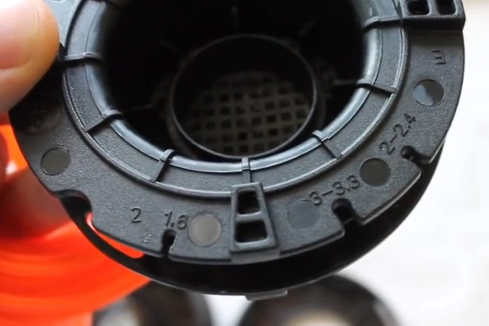 Trous pour fixer la ligne de pêche