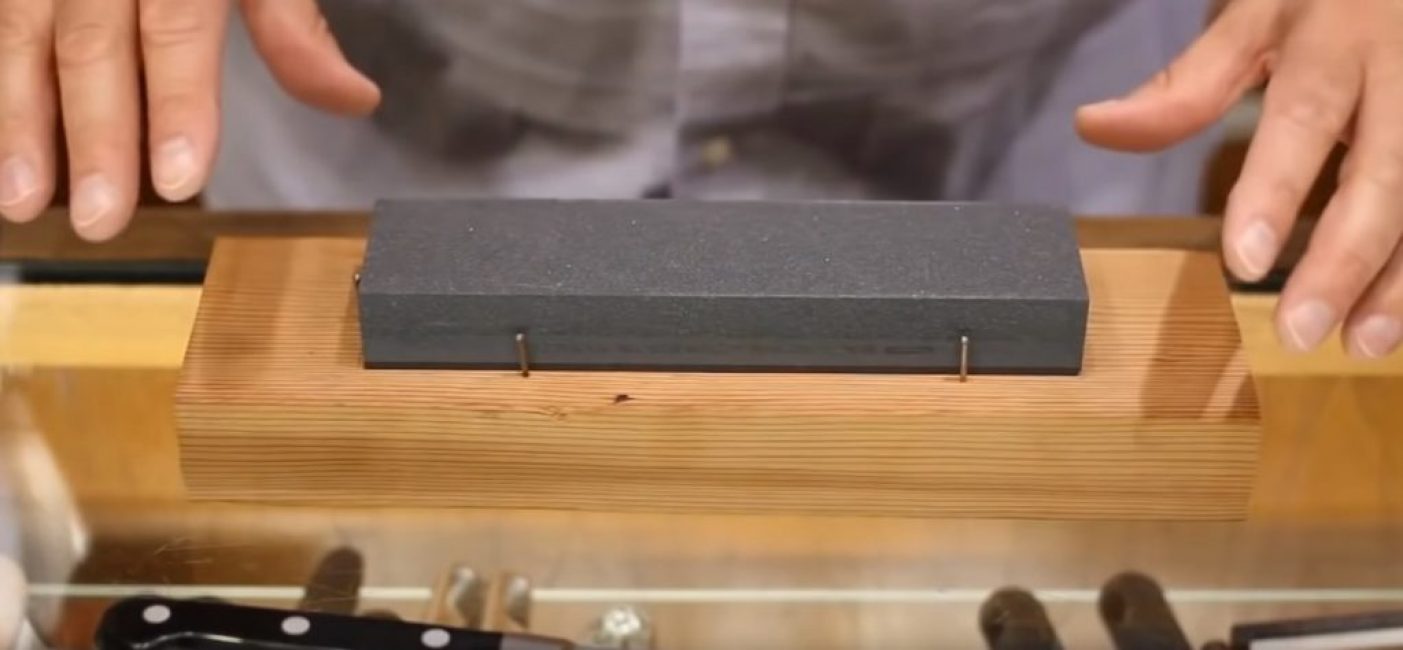 Tout d'abord, la pierre doit être placée sur la surface de la retenue