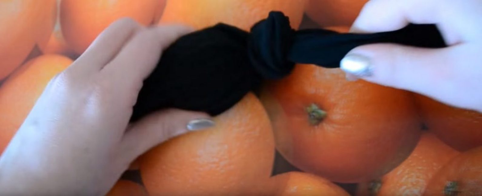 À l'intérieur, il est fixé avec des nœuds.