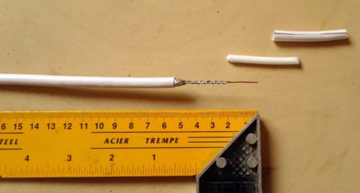 Retrait de la coque extérieure et du diélectrique