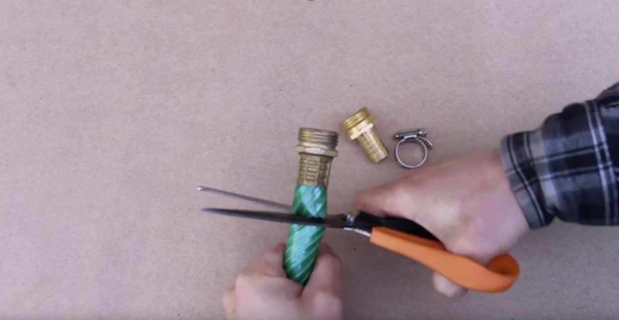 Coupez le raccord endommagé avec une petite partie du tuyau