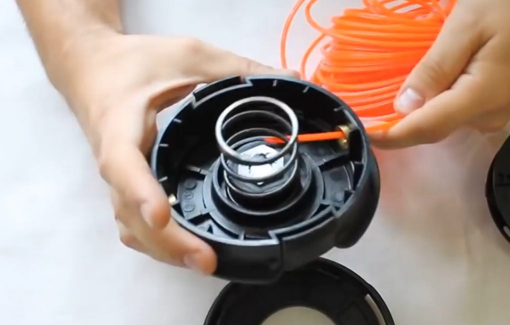 Essayer les trous pour la sortie de la ligne de pêche