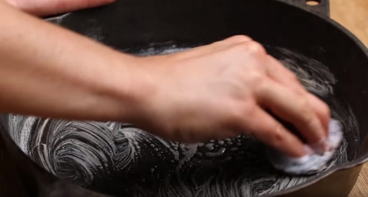 Traitement de la surface de travail pour séparer la couche supérieure de saleté