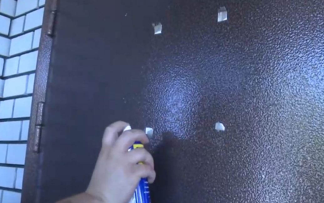 Il n'y aura aucune trace de ruban adhésif sur la porte