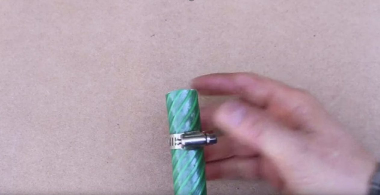 Fixez une pince à l'extrémité du tuyau